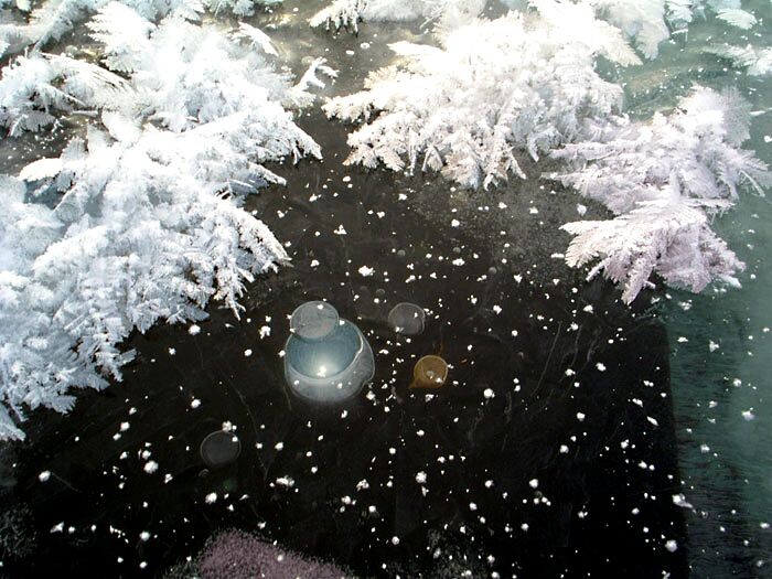 1. Над черной дырой ледяной проруби.