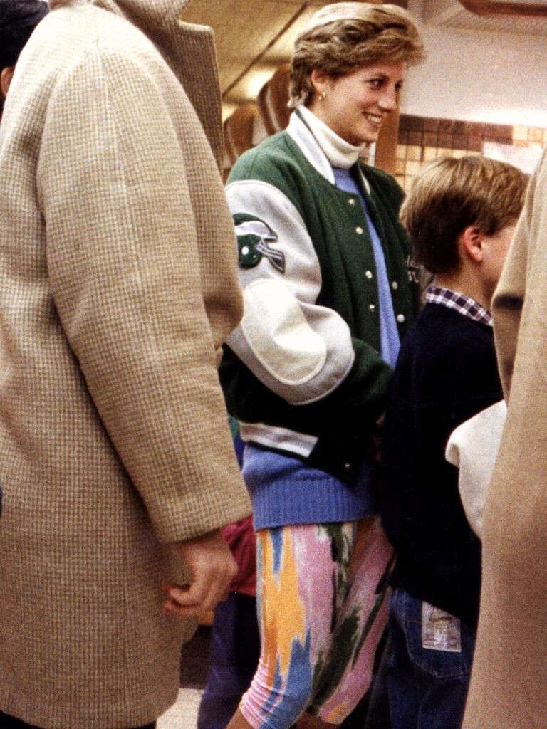 Диана с детьми в очереди в ресторане быстрого питания Макдональдс