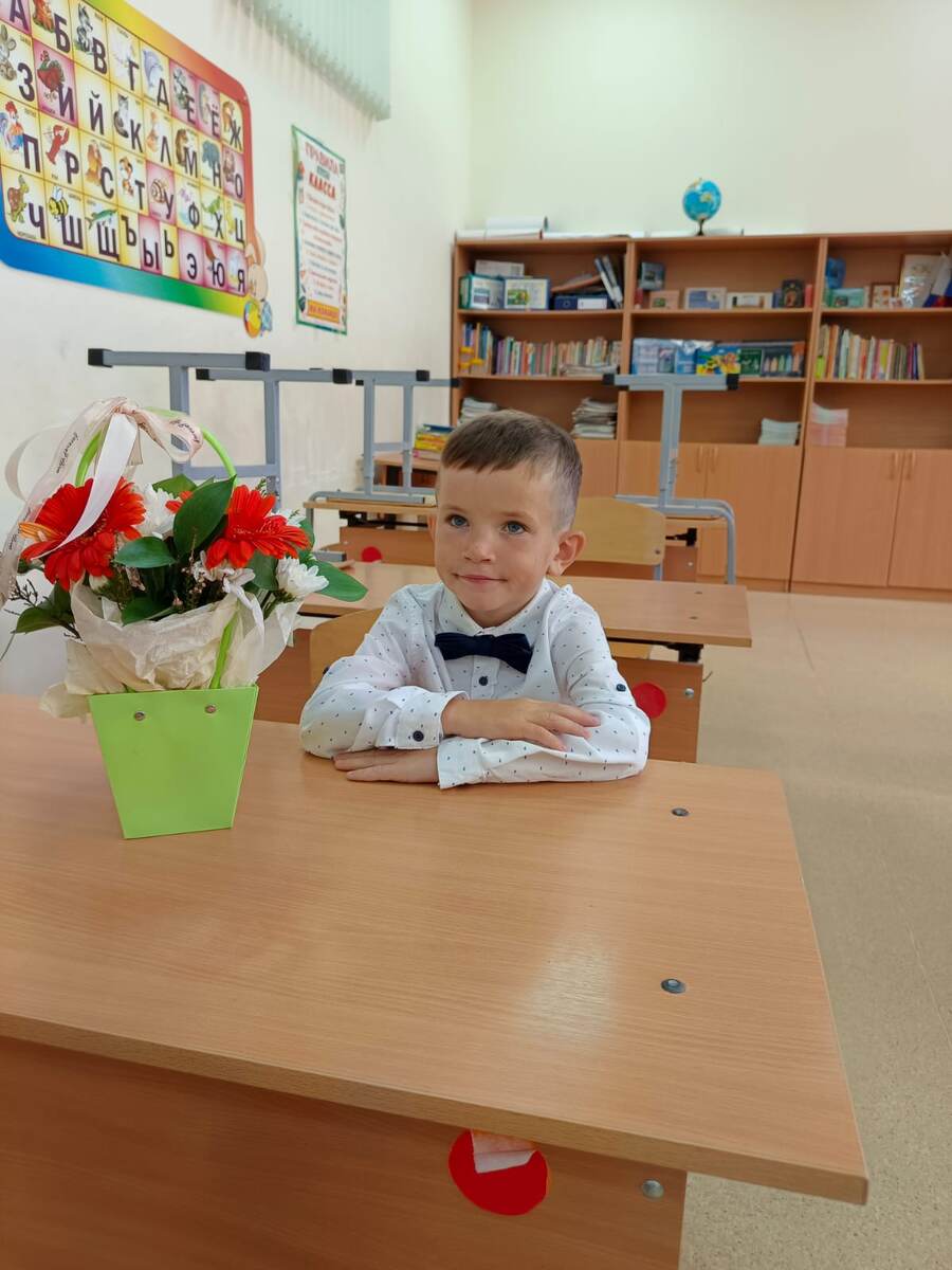 Вот он, Стëпа в своём первом классе. 