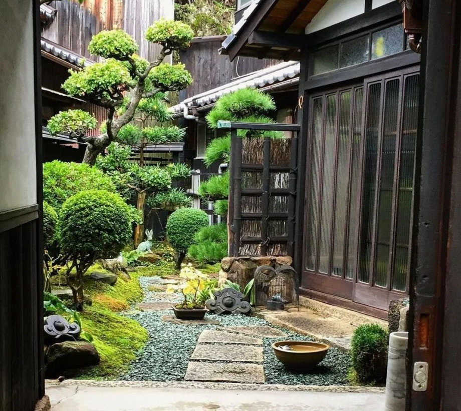 Цубонива перелд входом — передний, Фото из открытых источников.