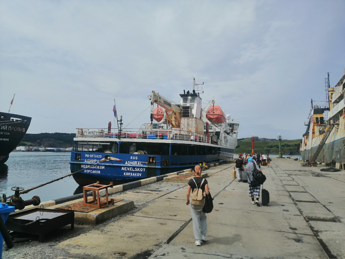 Теплоход "Адмирал Невелтской" 