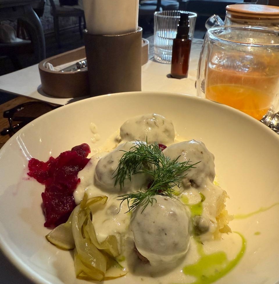 Кёнигсбергские клопсы в Калининграде. Пробую главное немецкое блюдо города — мясные тефтели в сливочном соусе. Фото: автора