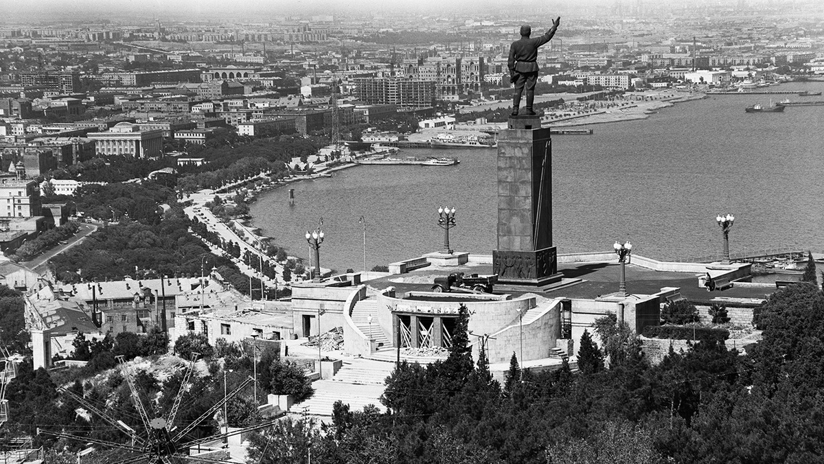   Юрий Рахиль / ТАСС- Панорама города Баку с нагорного парка, Азербайджанская ССР, СССР, 1 июня 1967 года