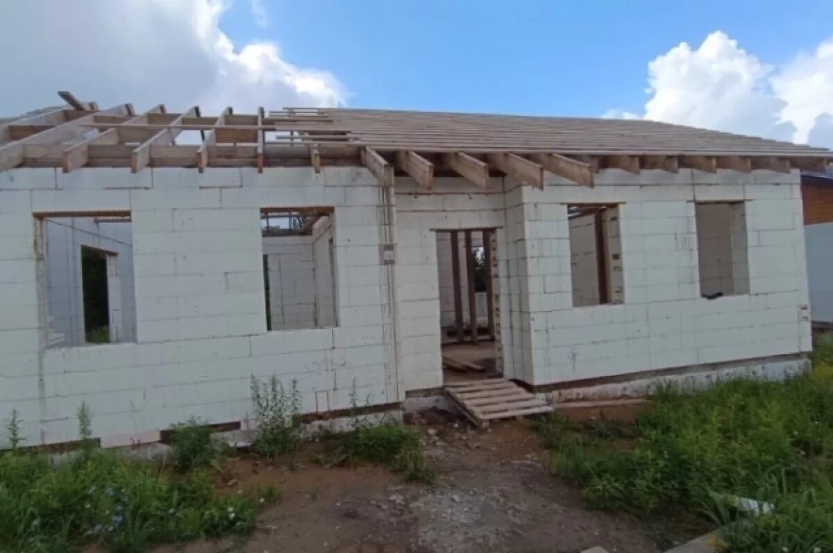    Застройщик получал деньги за возведение домов и прекращал их строить.