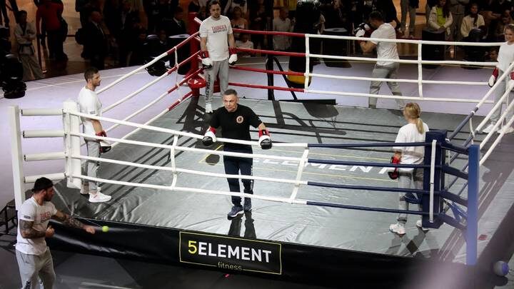  Боксер Константин Цзю на открытии своей школы фитнес-бокса в Москве / Фото: Валерий Шарифулин / ТАСС