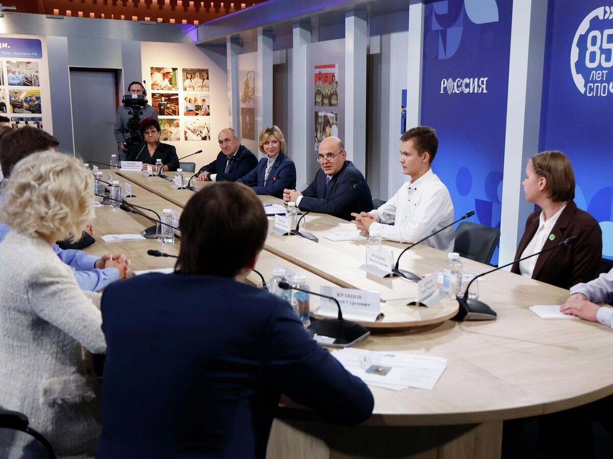   Председатель правительства РФ Михаил Мишустин проводит встречу с победителями и призерами национальных чемпионатов мастерства, конкурса "Мастер года", а также студентами и директорами кластеров федерального проекта "Профессионалитет"© РИА Новости / Дмитрий Астахов