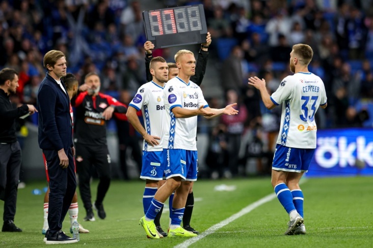 Бывший российский футболист Дмитрий Радченко полагает, что московское «Динамо» постепенно выходит из кризиса, в который бело-голубые угодили на старте сезона Мир РПЛ. После 10 туров чемпионата России «Динамо» занимает седьмое место в турнирной таблице, отставая от лидирующего ЦСКА на шесть очков.

«Динамо» потихоньку выходит из кризиса — восстановился тот же Тюкавин, и все футболисты начинают понимать требования Карпина. По составу динамовцы — очень серьёзный соперник в борьбе за самые высокие места. «Локомотиву» в этой игре будет очень непросто», — сказал Радченко в беседе с корреспондентом «Чемпионата» Владиславом Кругловым.