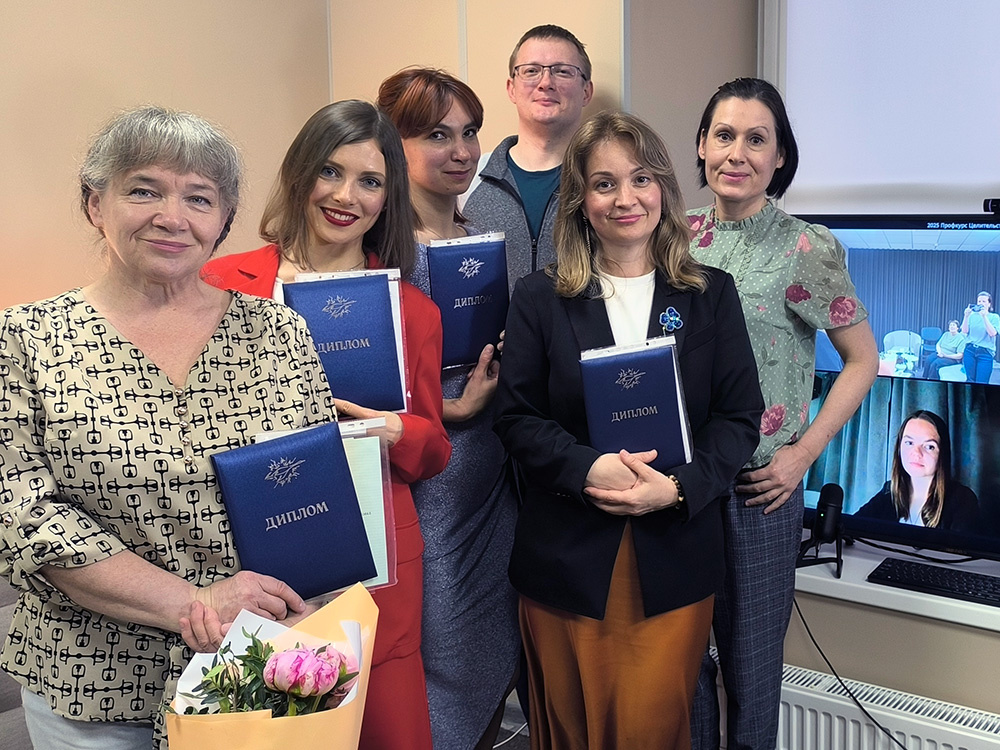 На иллюстрации — выкускной Профессионального курса в мае 2025 года с преподавателями Надеждой Кузнецовой (справа) и Евгением Мусиным.