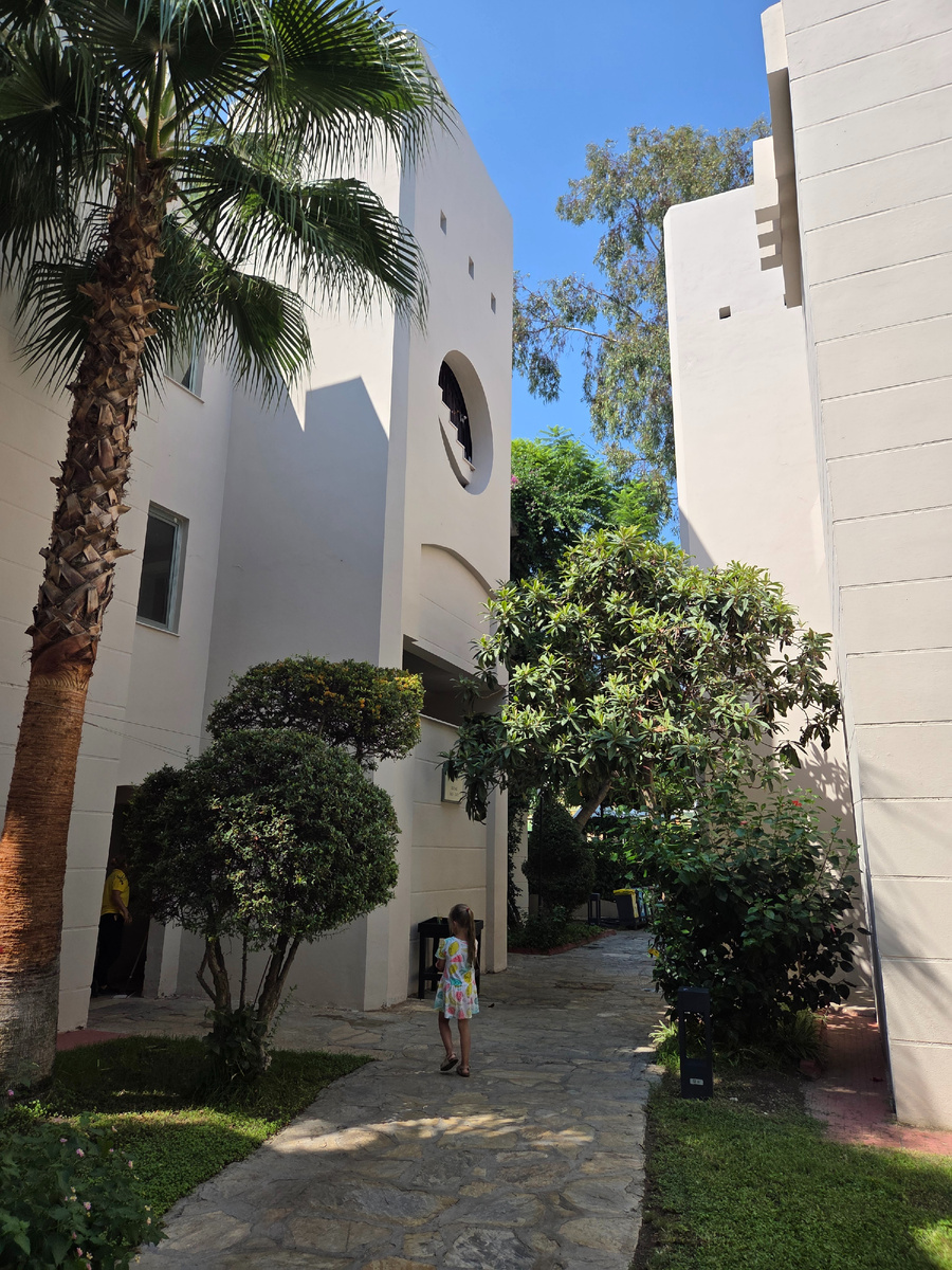 Слева наше бунгало 