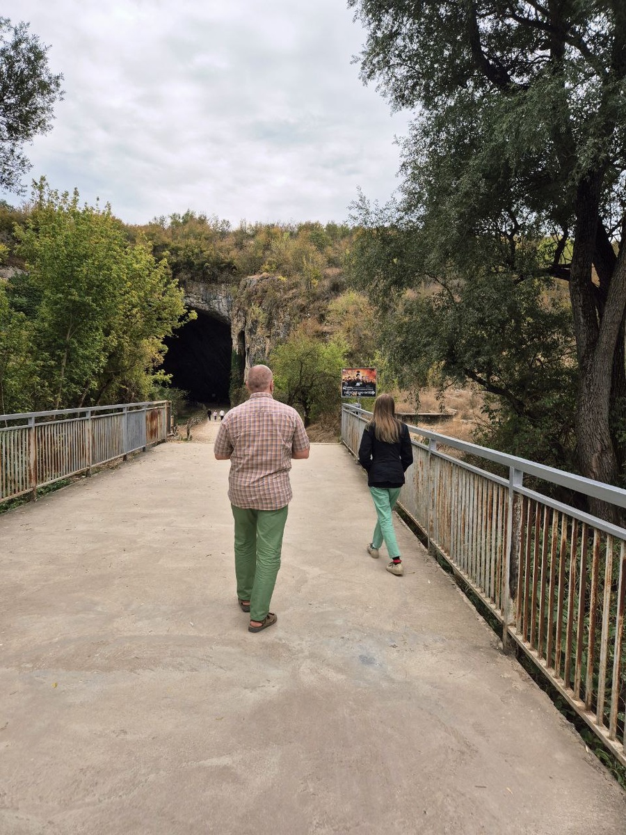 Идем к пещере через речку Осъм