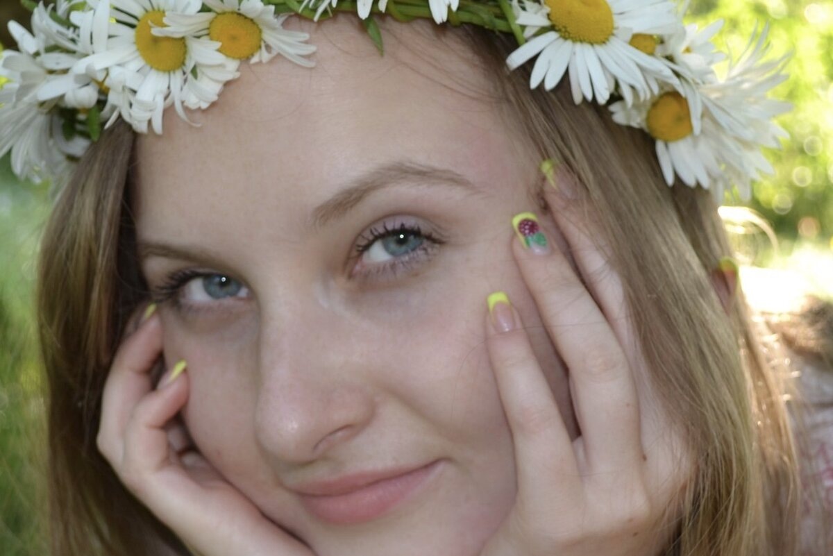 Тут мне лет 19. Я всегда любила красивые ногти и не стеснялась в дизайнах. Попозже маникюр стал спокойнее