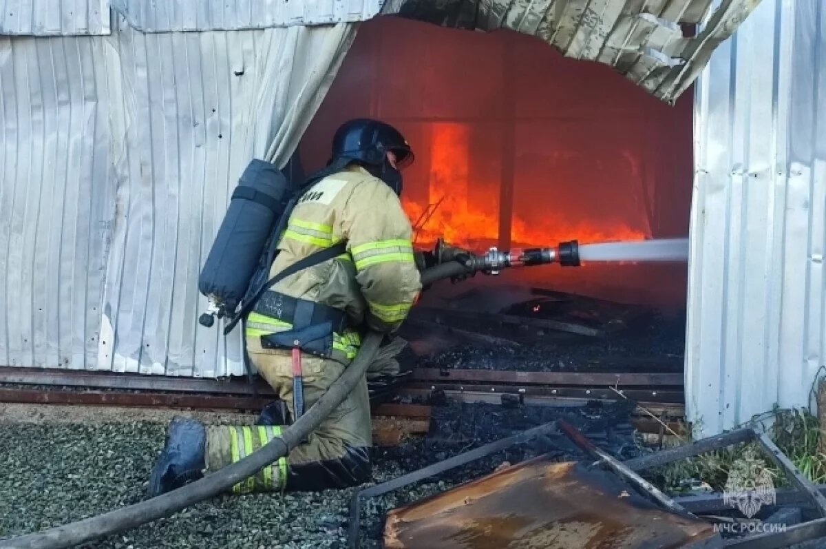    Один человек погиб по время горения мебельного цеха в Челябинске