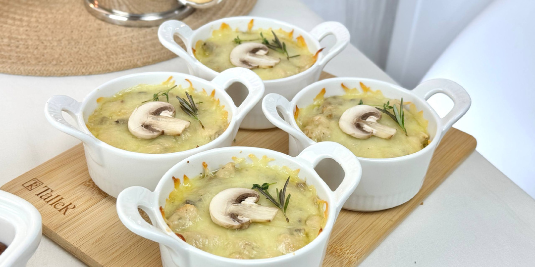 Жюльен с грибами и курицей. Вкусное и простое блюдо! Обязательно сохраните этот рецепт. Идеальный для праздничного стола.