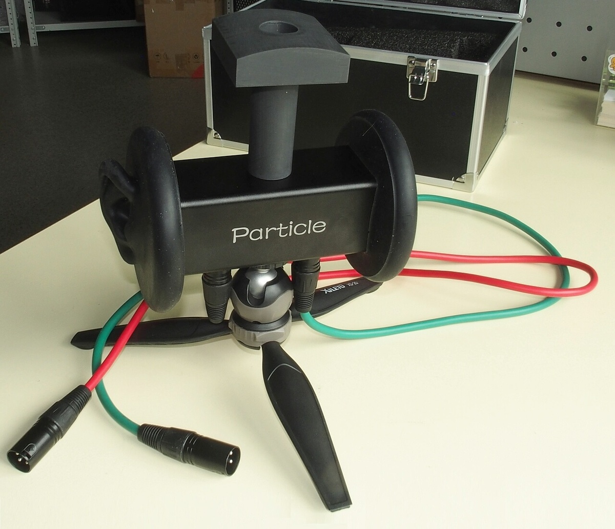 Стенд имитирует ушную раковину и слуховой проход, в глубине которого установлен измерительный микрофон. Микрофон подключается к измерительному комплексу CLIO, от комплекса же подаётся тестовый сигнал на наушники