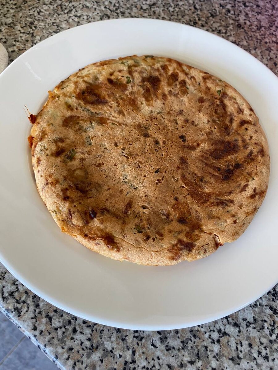 Толщина пирога обычно 1-1,5см. Такой порции хватает на одного взрослого человека. 