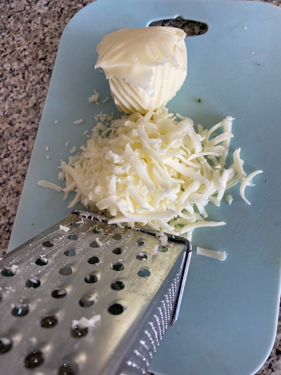 Часто для таких пирогов могу использовать сыр из моих заготовок в морозилке