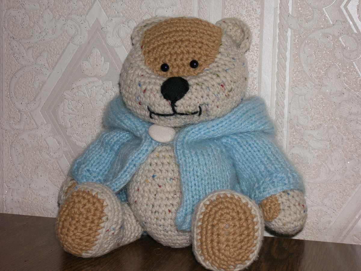 Распустила свитер и связала мишку. моя работа. фото автора