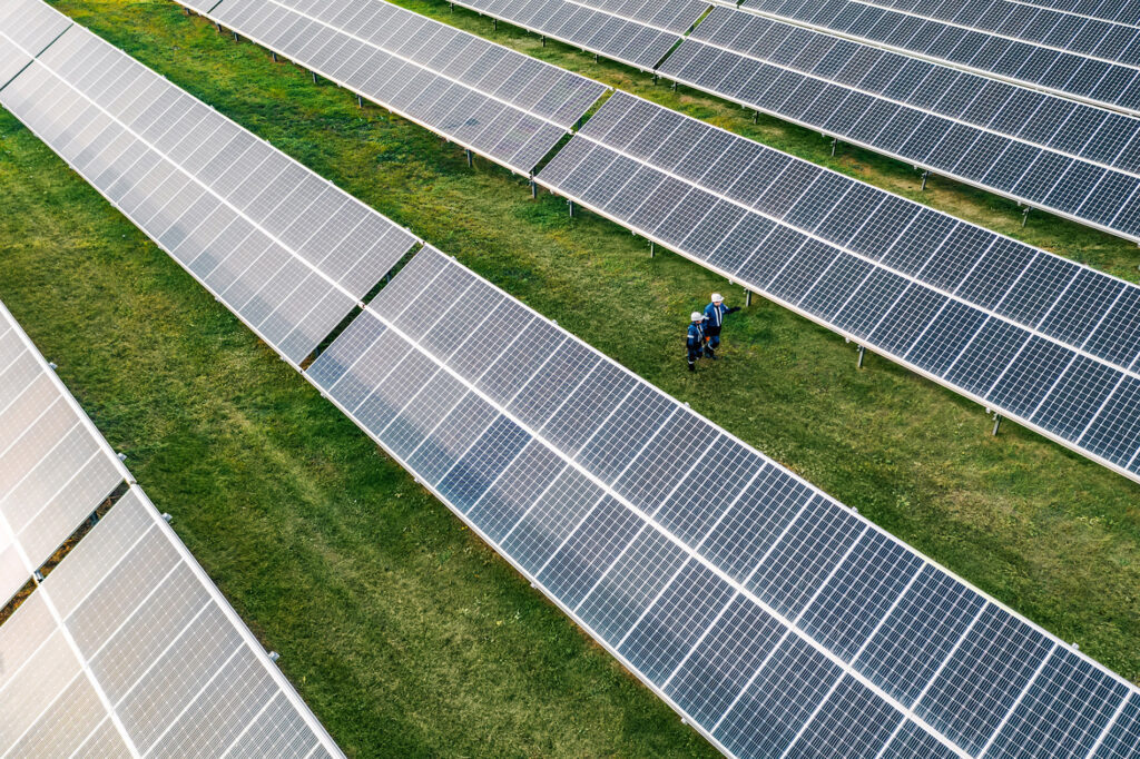    Блоки солнечных панелей на территории Омского нефтеперерабатывающего завода