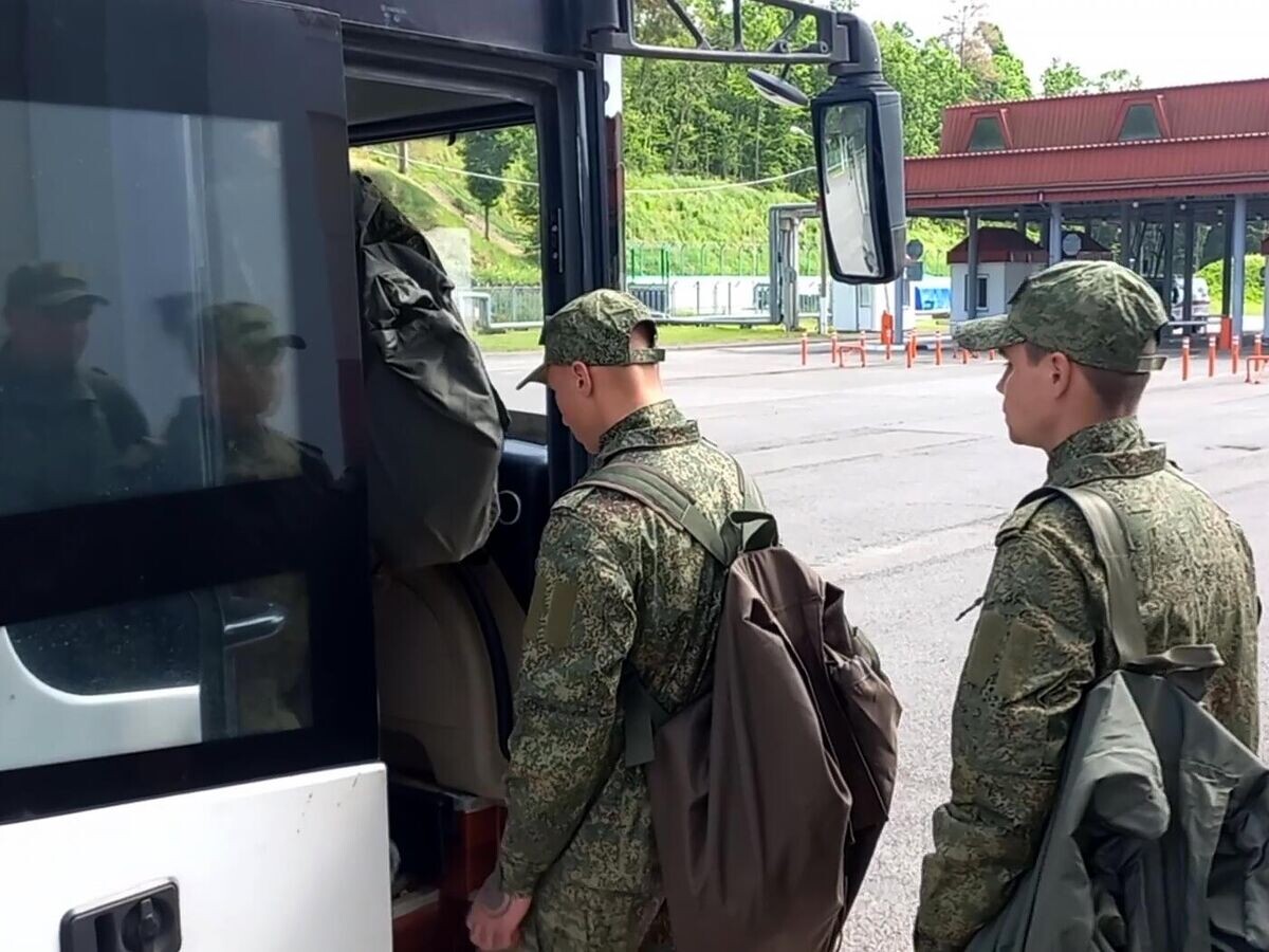    Военнослужащие вооруженных сил РФ, вернувшиеся из украинского плена© РИА Новости / Министерство обороны РФ