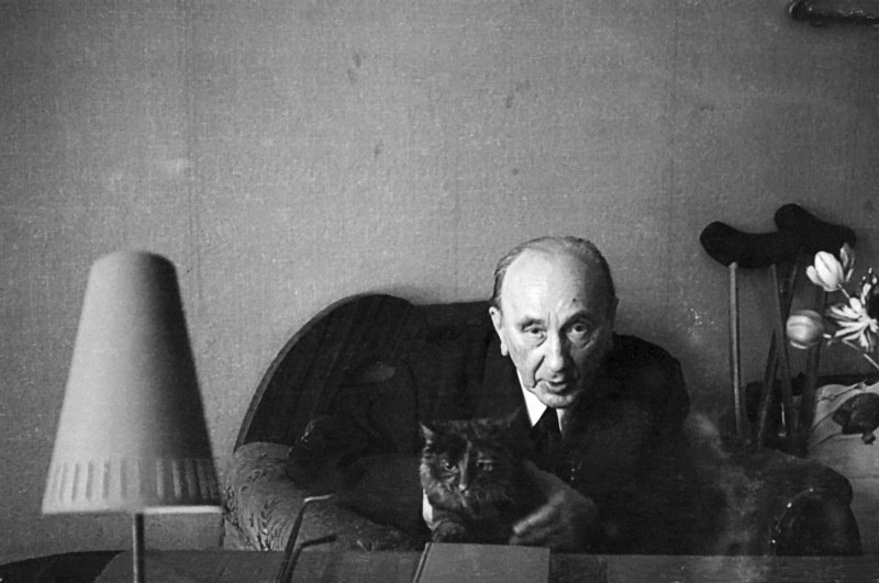 Михаил Михайлович Бахтин (5 (16) ноября 1895, Орёл — 7 марта 1975, Москва) — русский философ, культуролог, литературовед, филолог, теоретик европейской культуры и искусства. В своих работах Бахтин объединял философию, литературоведение и культурологию, что определило его особенный стиль исследования.