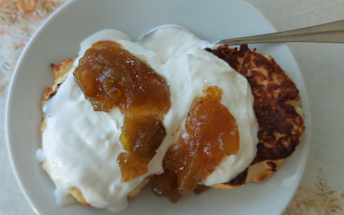 Сырники со сметаной и вареньем из инжира.