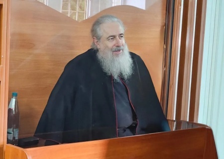    Суд над митрополитом Арсением прервали. Священнику стало плохо прямо в зале суда