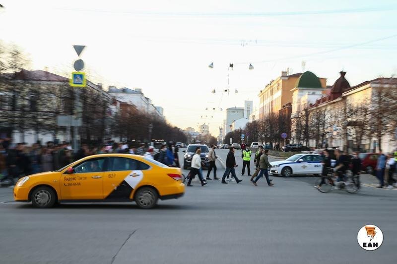    ЕАН / Такси на улице города