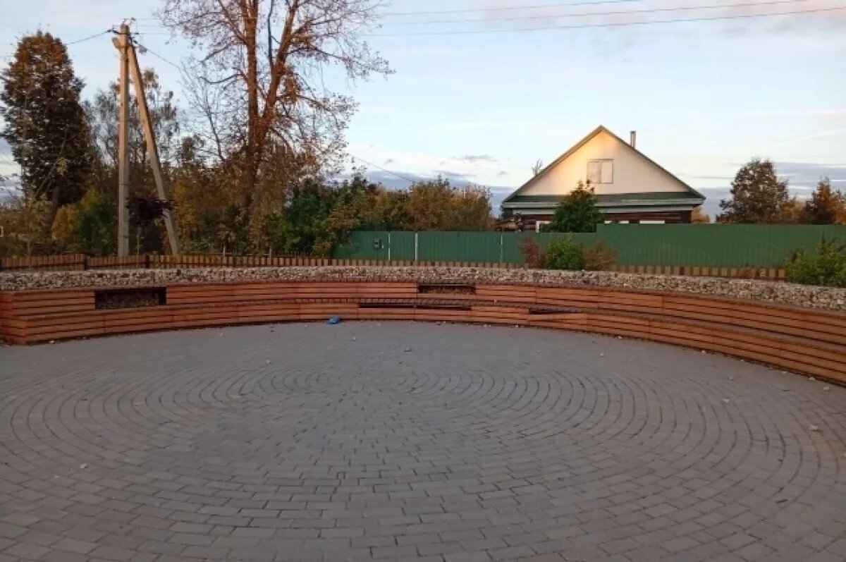    Под Тверью вандалы разбили и разрисовали маркером благоустроенную площадку