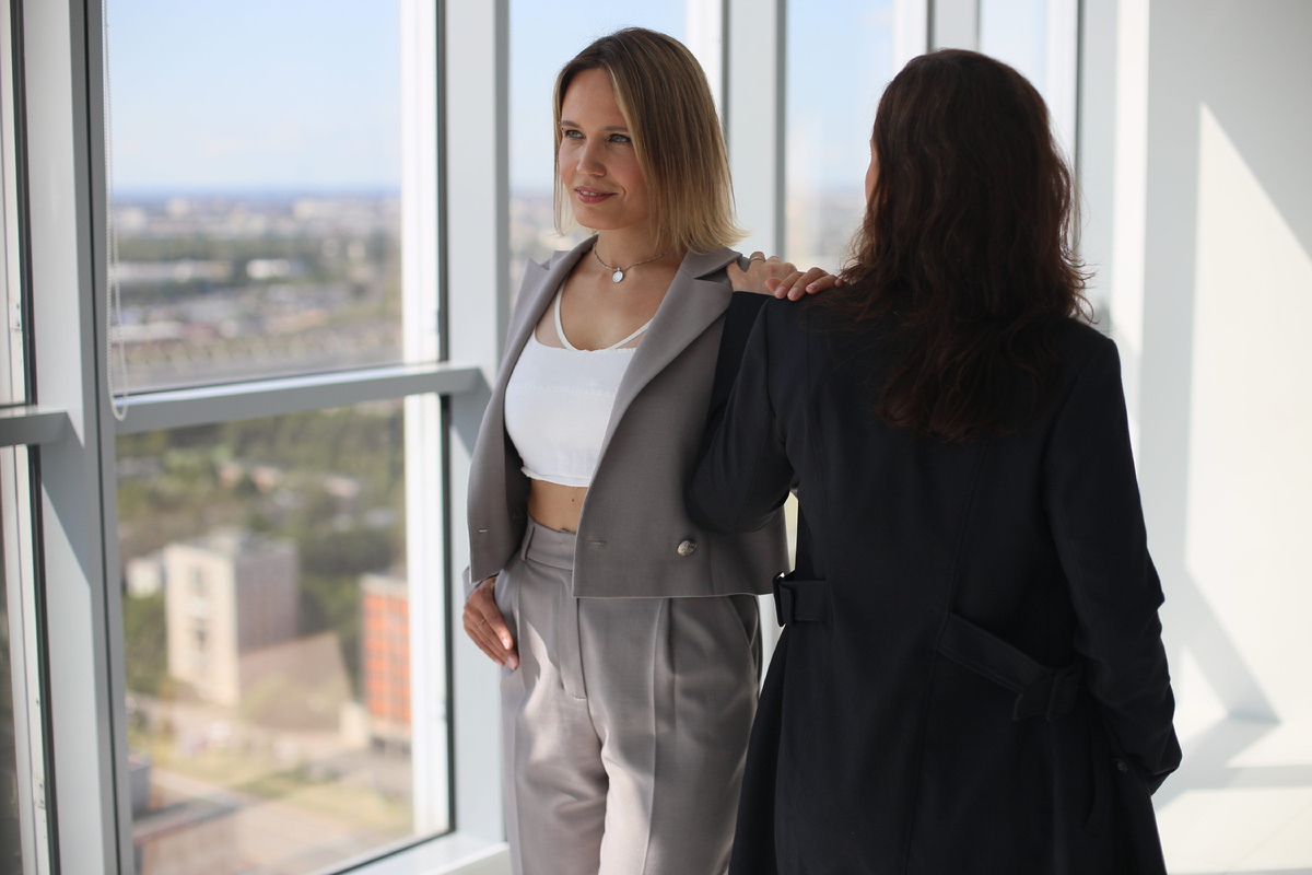 Заметили, как такси «Комфорт+» превратилось в коворкинг на колесах? Фотографы, тренеры, репетиторы и массажисты ищут клиентов прямо за рулем. Гениально? Да. Но 9 из 10 проваливаются из-за одной детали. Разбираем 4 ошибки, которые превращают попытку в пытку, и даем рабочие формулы самопрезентации.