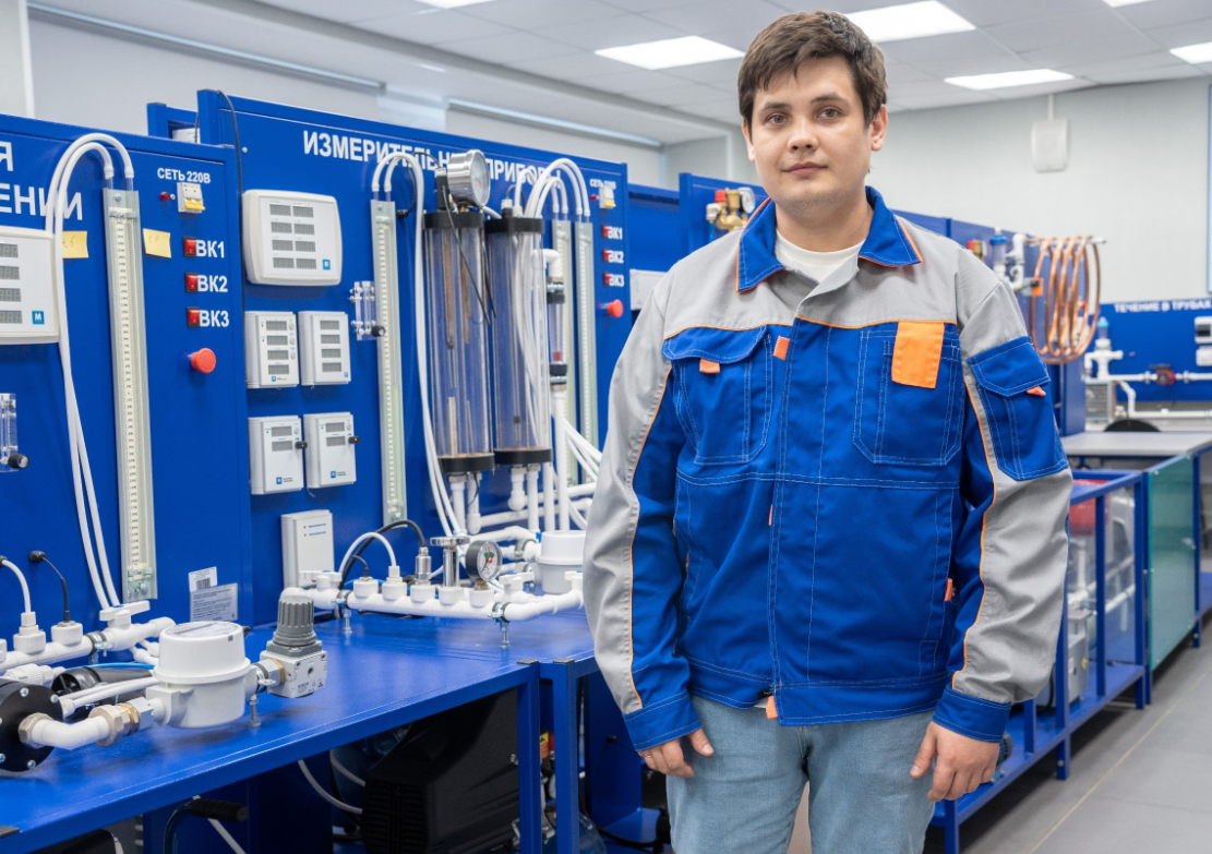 На илл.: Преподаватель колледжа современных технологий имени Героя Советского Союза М.Ф. Панова Данила Тетюев. Источник: Соцсети