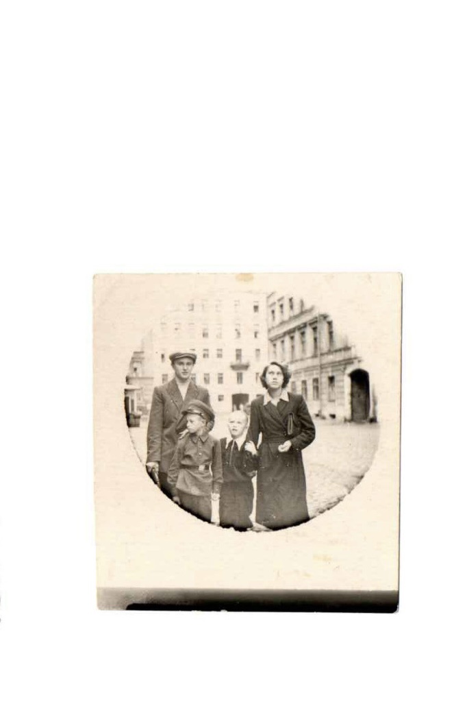 На обороте написано в «с племянником: 1.09.1954». Справа моя бабушка Рая с Тимуром, сын её родной сестры Тамары. Мужчина с мальчиком мне неизвестны.