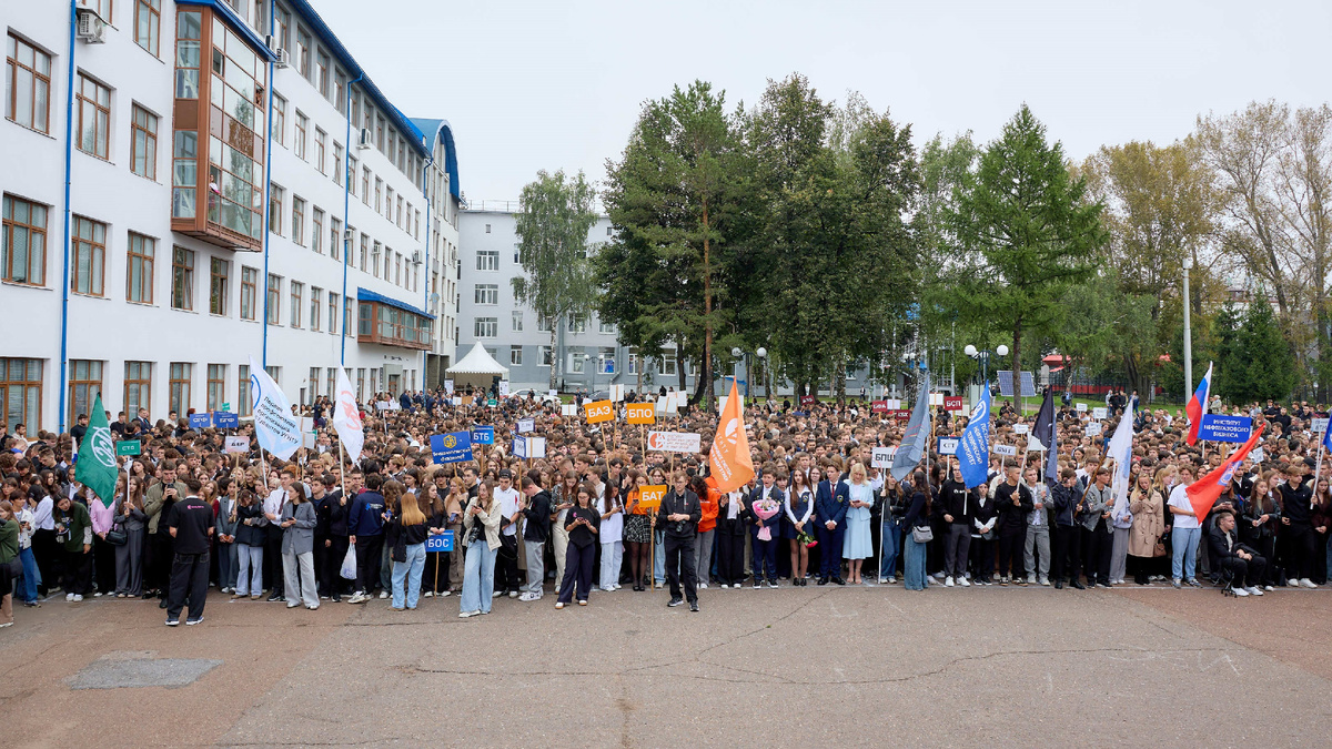 С 2022 года в День знаний в Уфимском государственном нефтяном техническом университете проводится Фестиваль первокурсников «Нефтестарт». Вчерашние абитуриенты знакомятся с вузом: руководством, деканатом, одногруппниками, а также с различными центрами, студенческими клубами и объединениями. Организаторы фестиваля – Управление по молодёжной политике и профком студентов УГНТУ. Проект реализуется в рамках программы адаптации и интеграции молодёжи в реализацию молодёжной политики «Учись и создавай в Нефтяном».