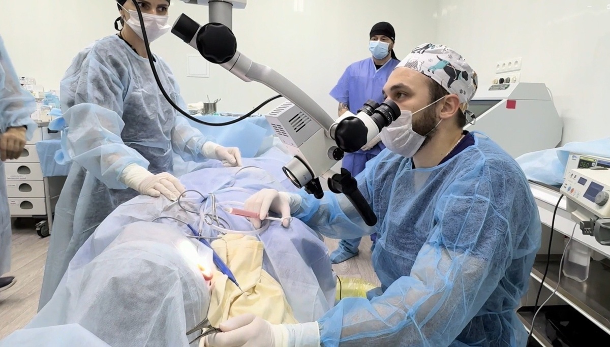 Лор-врач старший лейтенант медицинской службы Чомба (справа) на операции по замене барабанной перепонки.