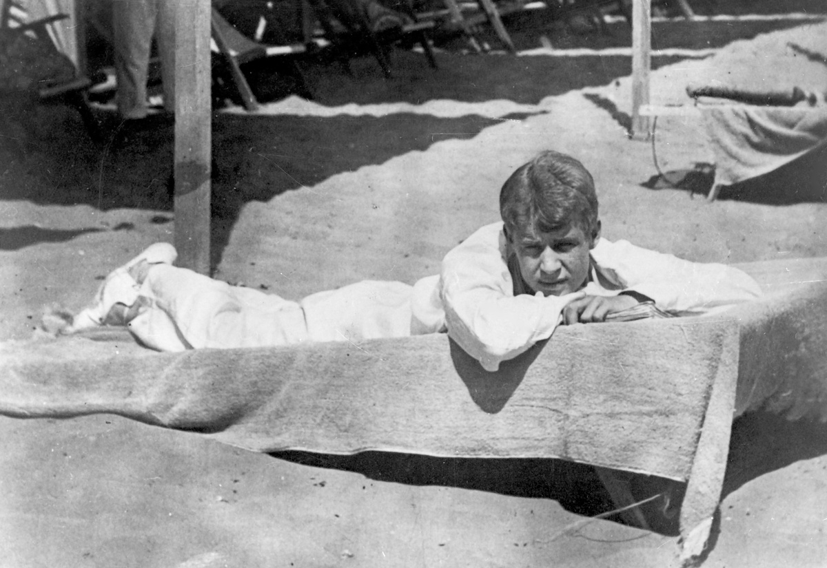    Сергей Есенин на пляже в Италии. 1922 год. Туда поэта привезла Айседора Дункан. На тот момент казалось, что их счастье будет длиться вечно./РИА Новости