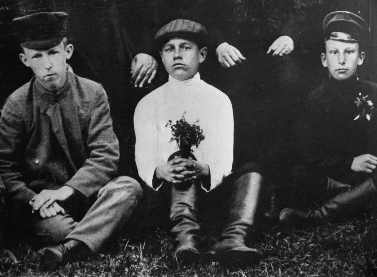    Будущий поэт Сергей Александрович Есенин (в центре) во время учебы в церковно-приходской второклассной учительской школе в селе Спас-Клепики. Репродукция. Начало XX века. /репродукция ТАСС