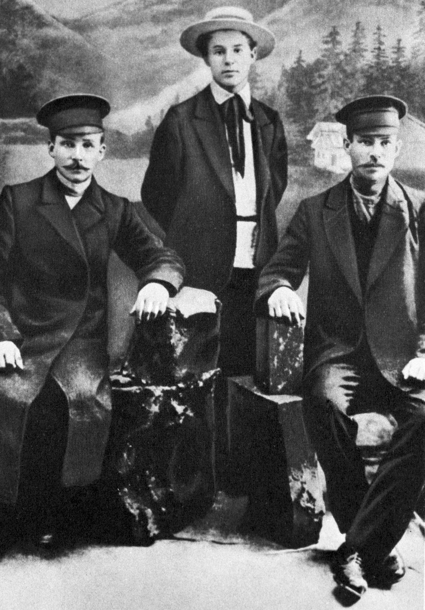    Русский поэт Сергей Есенин (1895-1925) с отцом (слева) и дядей (справа), 1911 год./РИА Новости