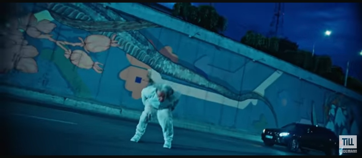 "Я без шуток не хожу" (кадр из клипа) 