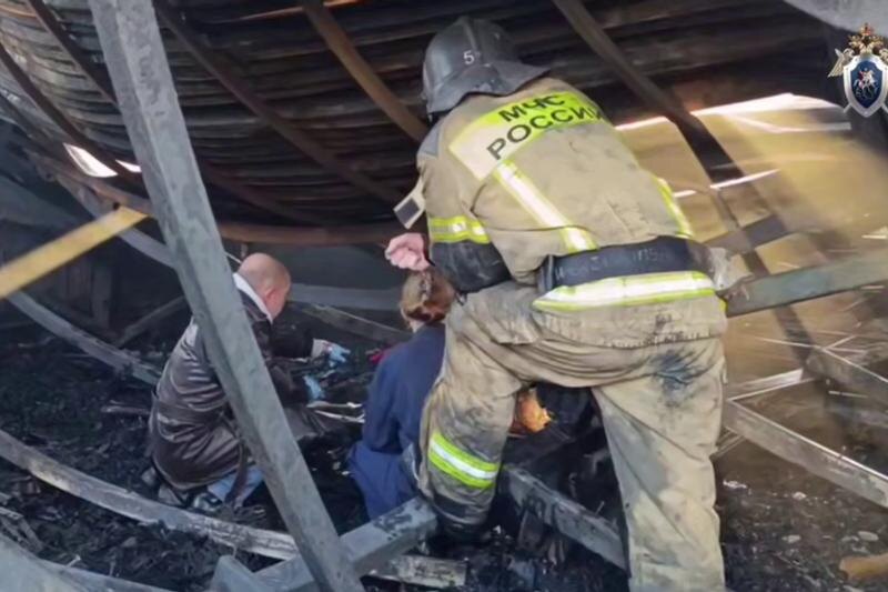    СУ СКР по Челябинской области. Сотрудник МЧС и следователь на месте пожара