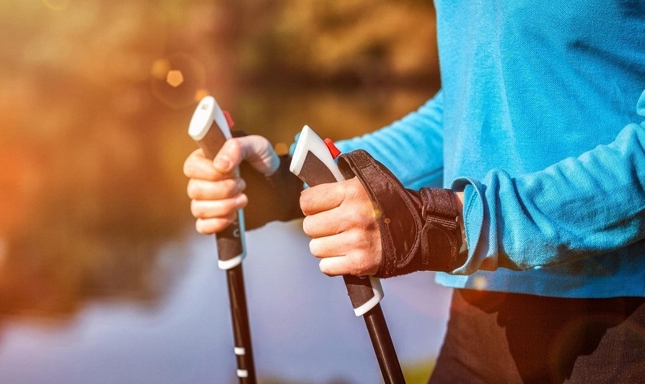 Скандинавская ходьба на месте: 5-минутная зарядка для легких, суставов и мозга