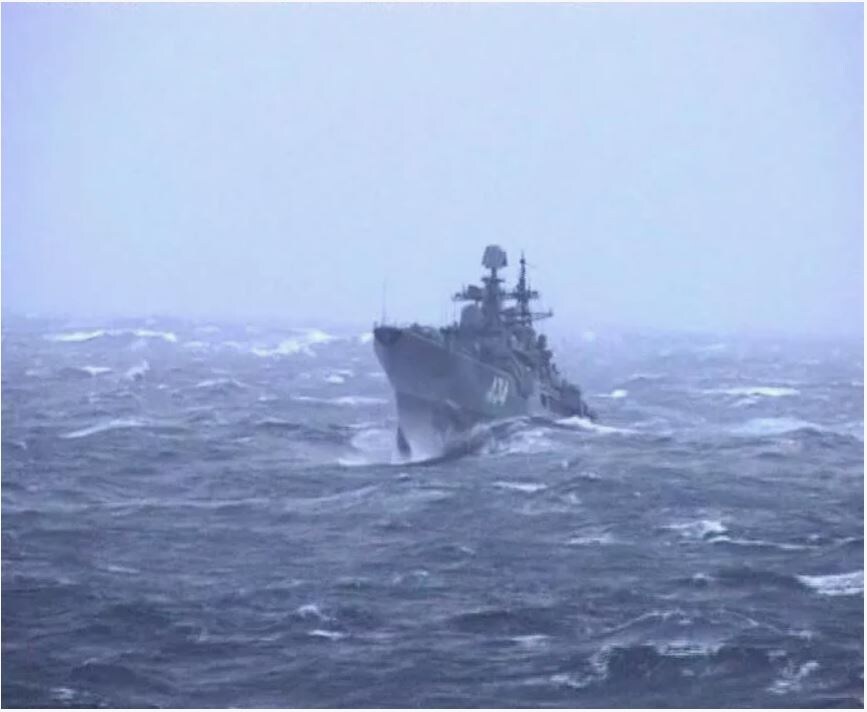 "А волны бегут у винта за кормой,.."