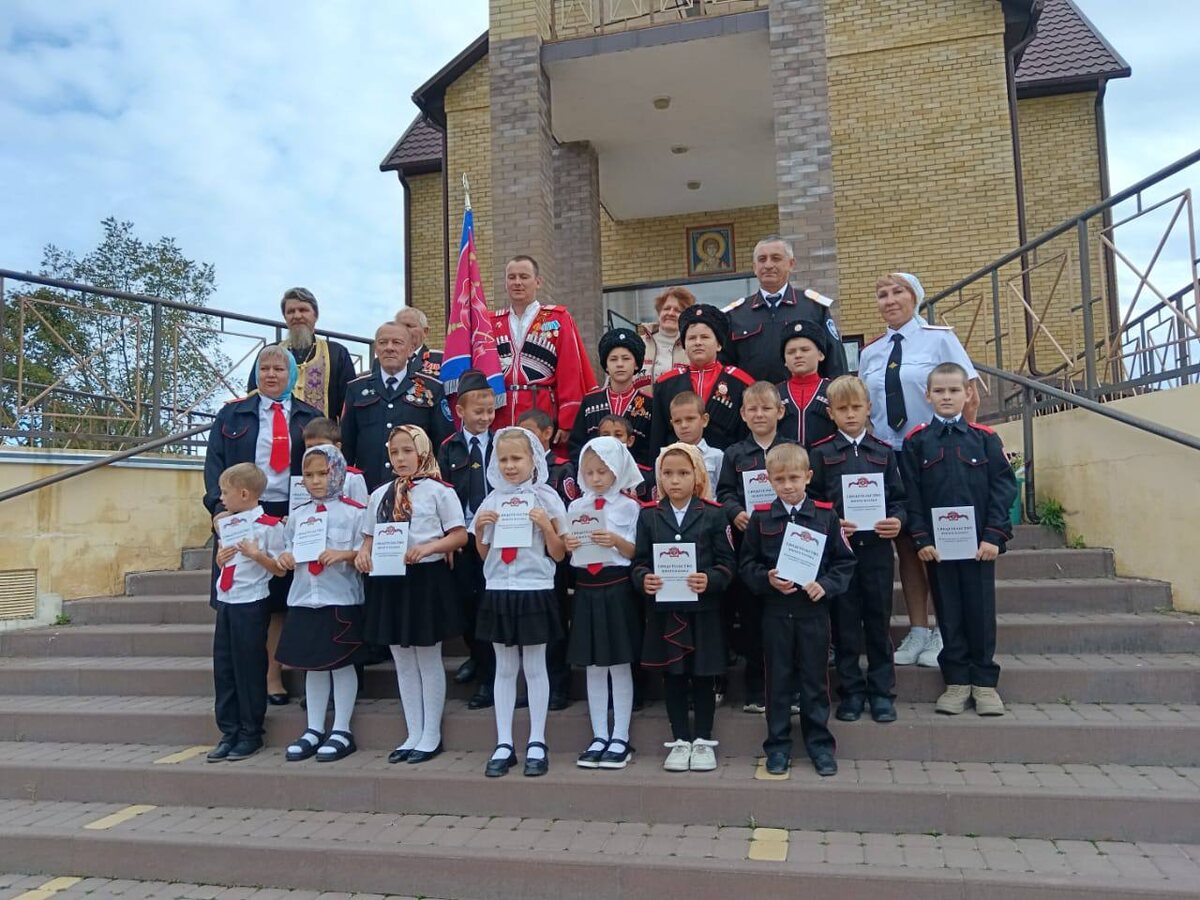    В храме Георгия Победоносца станицы Калниболотской состоялась торжественная церемония «Посвящение в казачата» для учащихся первых классов школы № 12 станицы Калниболотской и школы № 15 станицы Плоской