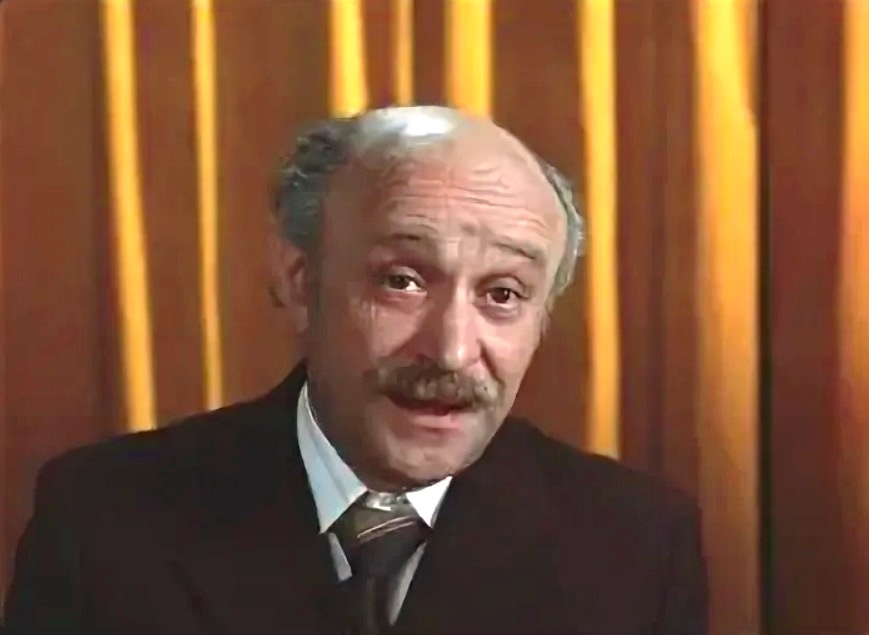 Своим именем актер обязан маме. 