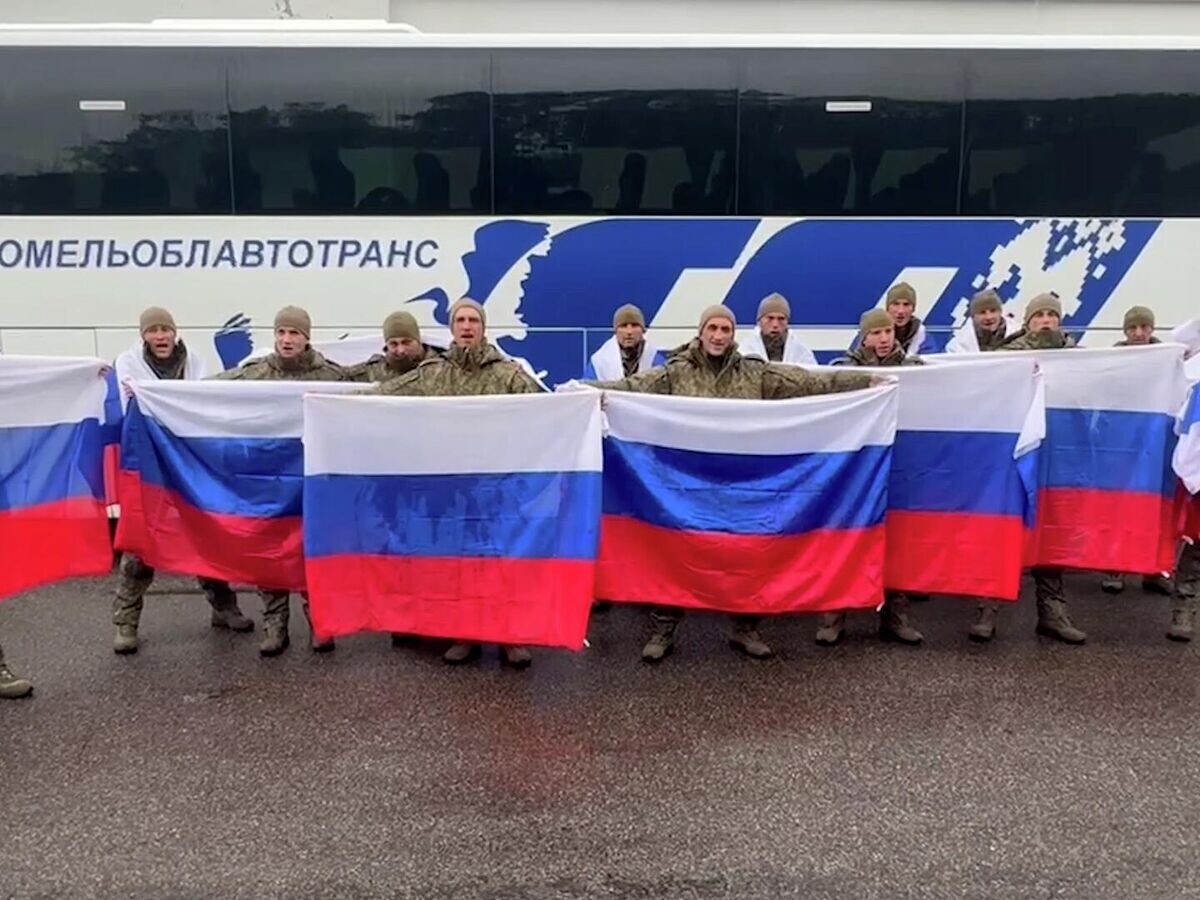    185 на 185: группа плененных бойцов ВС РФ вернулась на Родину© Министерство обороны РФ