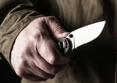    В Кривом Роге мужчина порезал ножом двух военкомов