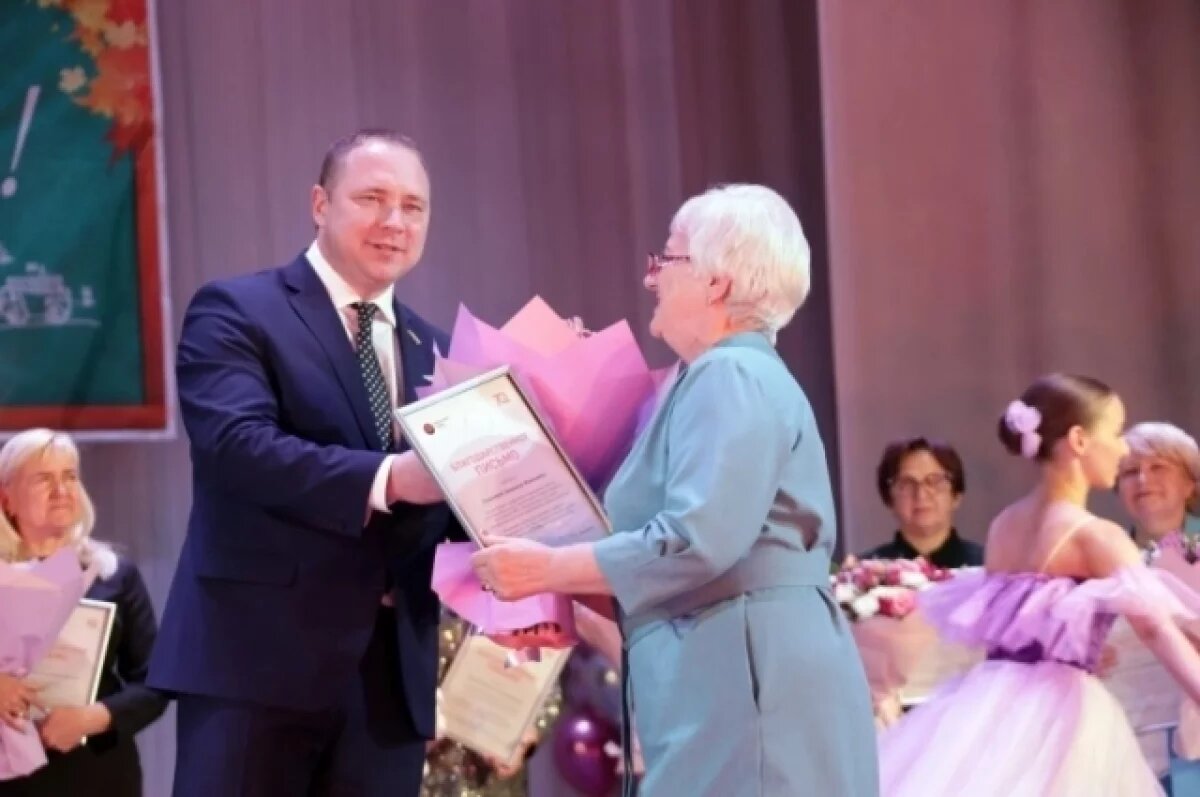    Лучших педагогов Новотроицка отметили премиями