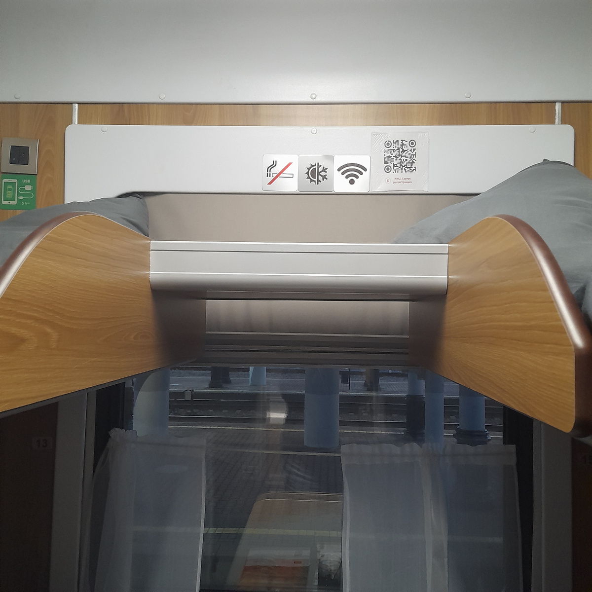 Фото автора.  Столик между верхними полками