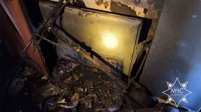 Интерьер столичной квартиры на проспекте Пушкина с останками вызвавшего пожар самоката МЧС