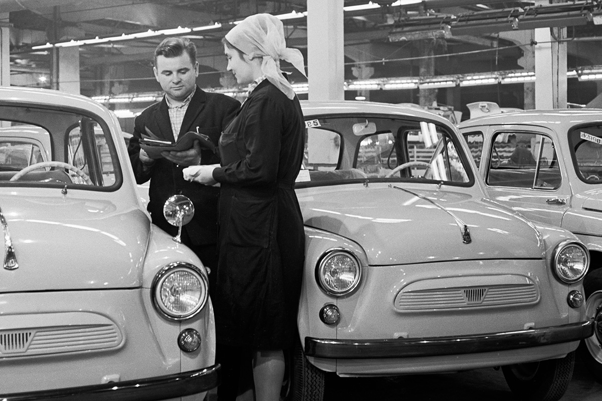ТАСС📷Новые автомобили ЗАЗ-965 на стоянке завода, 1965 год