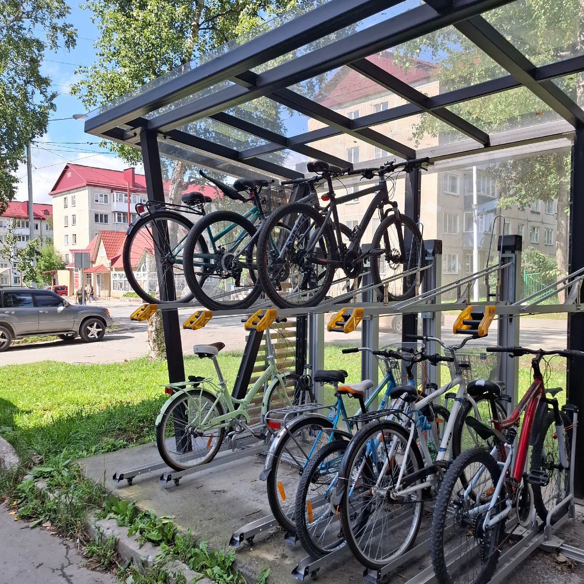 Велогараж в обычном дворе Южно-Сахалинска. Фото автора.