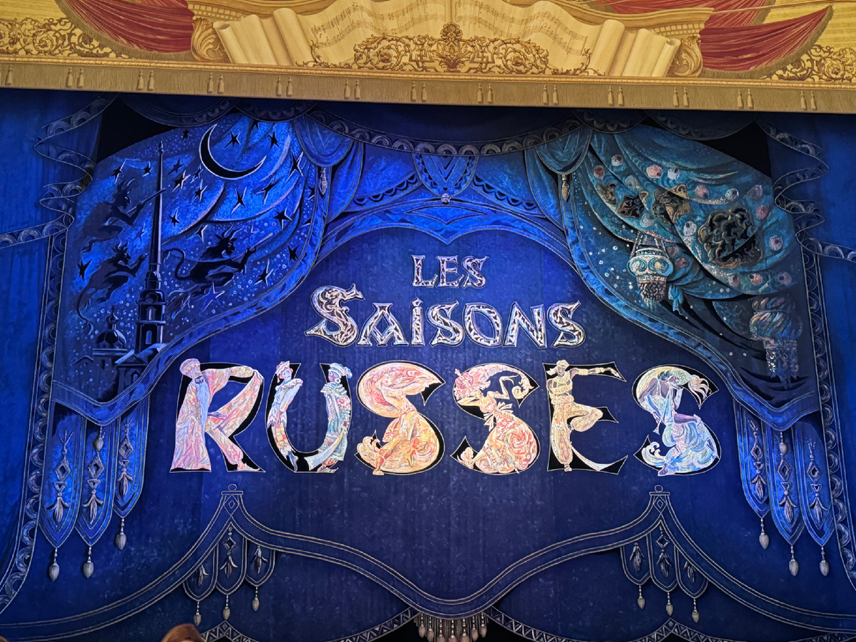 Необычное оформление занавеса в стиле Дягилевских сезонов. Фото автора статьи. 